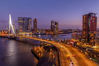 Skyline Rotterdam pendant l'heure bleue