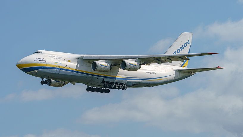 Atterrissage de l'Antonov 124-100M-150 d'Antonov Airlines. par Jaap van den Berg