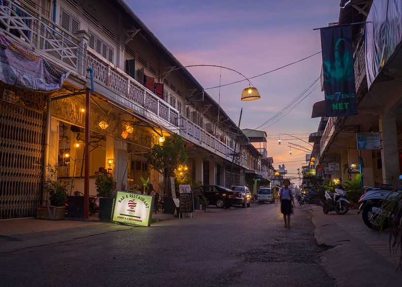 Der Abend bricht in einer stimmungsvollen Straße in Battambang, Kambodscha, an von Teun Janssen
