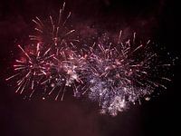 Rot/violettes Feuerwerk während Divali / Alt & Neu