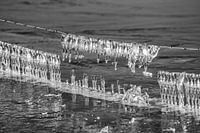 Abstrakte Eisbildung auf Stacheldraht