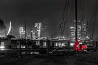Rotterdam am Abend mit rotem Roller