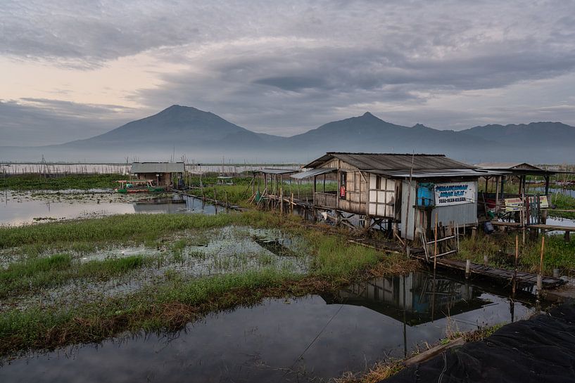 Simpel vissershuis aan het Rawapening meer in Midden Java van Anges van der Logt