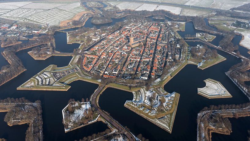 Luftbild der Festungsstadt Naarden in verschneiter Landschaft von aerovista luchtfotografie