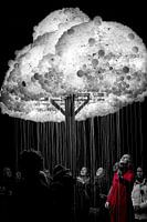 Vrouw in rood, licht wolk