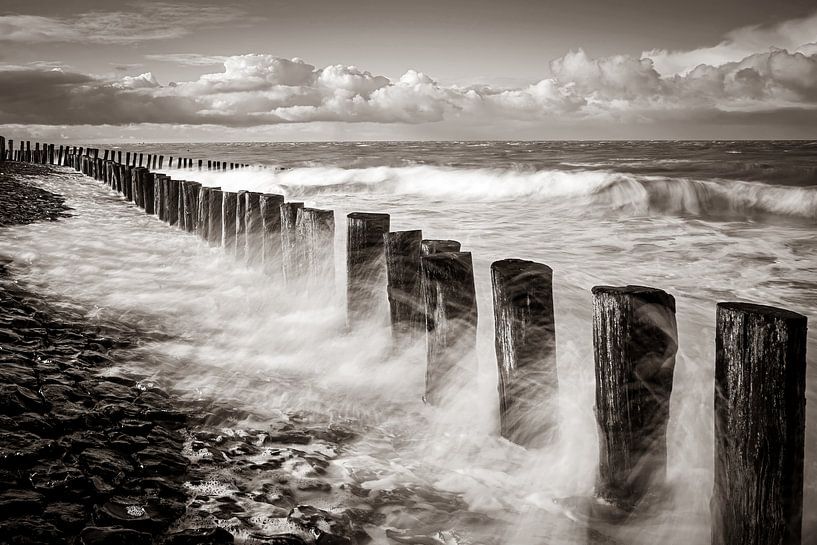 Postes de la plage de Breskens( sepia 2 ) par Linda van der Veeken