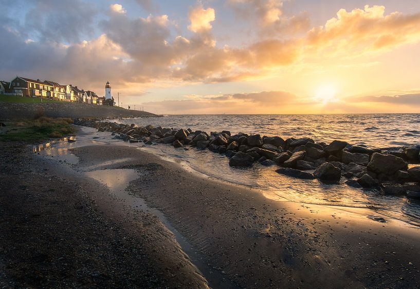 Urker Leuchtturm bei Sonnenuntergang von Dennis Mulder
