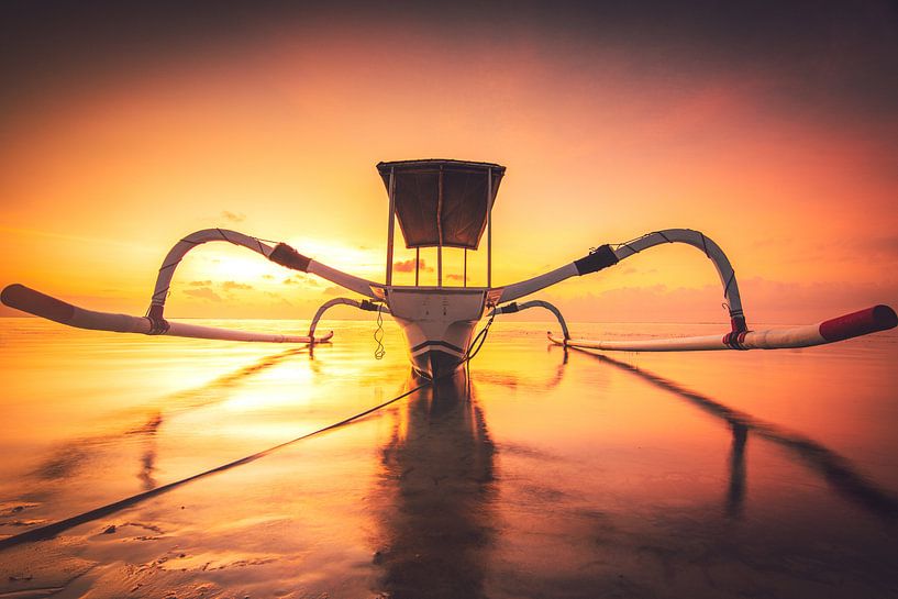 Schönes klassisches Asiatisches Fischerboot am Strand von Bali in Sanur. das Jukung liegt im Wasser von Fotos by Jan Wehnert