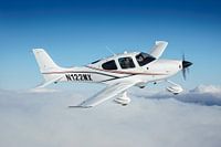 Un avion Cirrus SR20 au-dessus des nuages