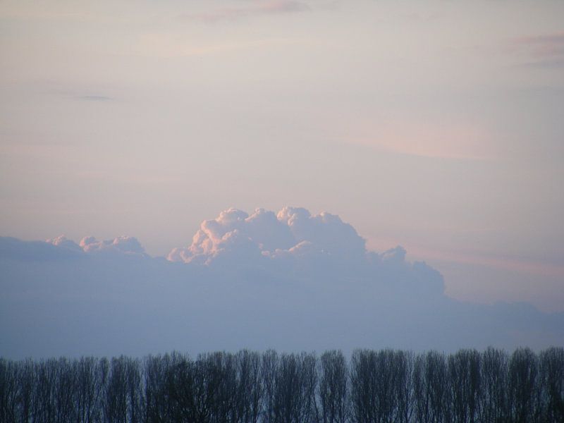 dreigende wolken of bergen? by Mirjam van Ginkel