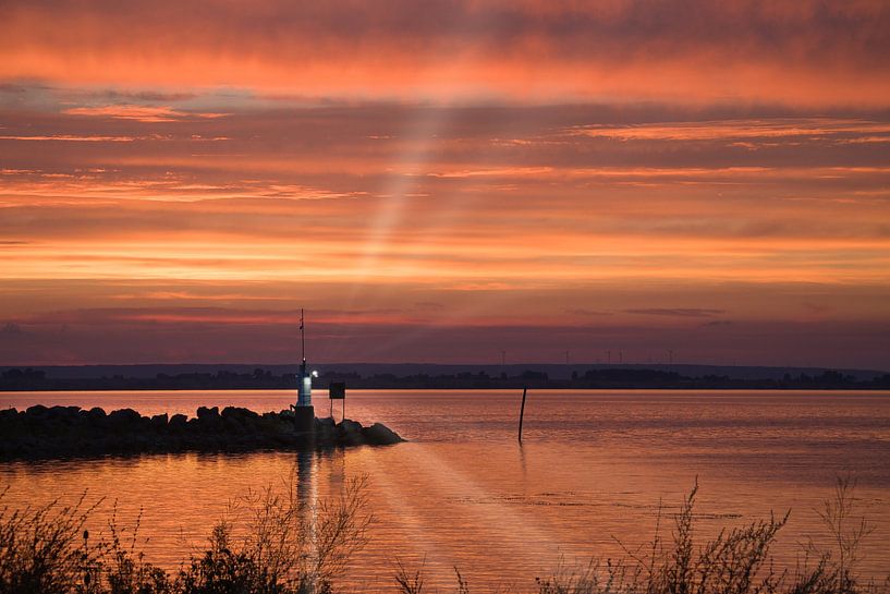 Leuchtturm im Hafen zum Sonnenuntergang von Martin Köbsch