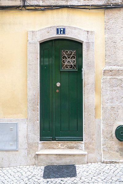 La porte verte n° 17 à Alfama Lisbonne Portugal par Christa Stroo photography