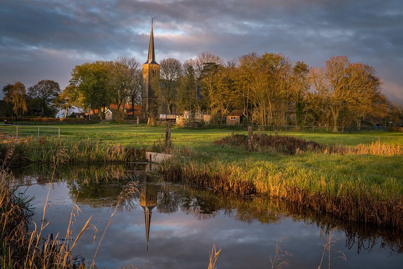 Weidum Kirche in der Abendsonne von piet douma