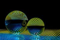 Kristallen bollen met reflectie van kleuren