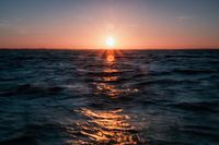 Malerischer Sonnenuntergang auf dem Wasser