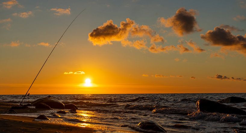 Panorama Angeln bei Sonnenuntergang am Strand auf Rügen an der Ostsee von Animaflora PicsStock