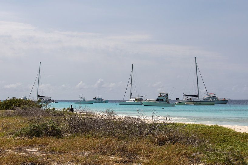 Beach on Klein Curacao with boats. by Janny Beimers