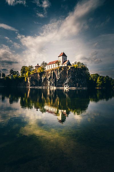 Église sur une falaise avec reflet dans un lac. Allemagne par Fotos by Jan Wehnert