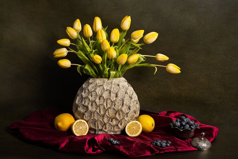 Stilleben mit gelben Tulpen, Zitronen und Blaubeeren auf einem roten Tischtuch von John van de Gazelle fotografie