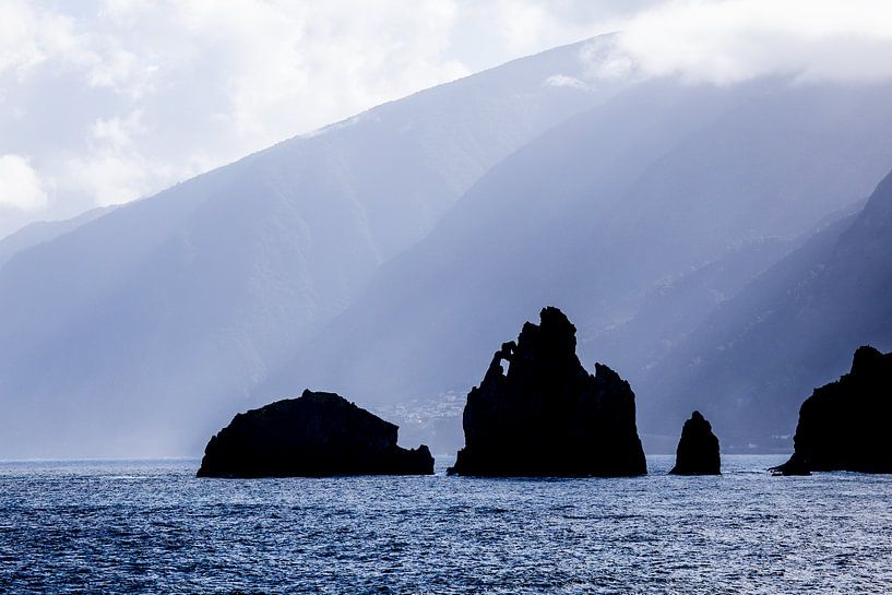 Sillouete von Ilheu Grande und Ilhue da Rama auf Madeira von Eric van Nieuwland