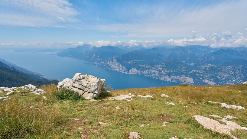 auf dem Gipfel des Monte Baldo bei Malcesine mit Blick auf den Gardasee von Heiko Kueverling