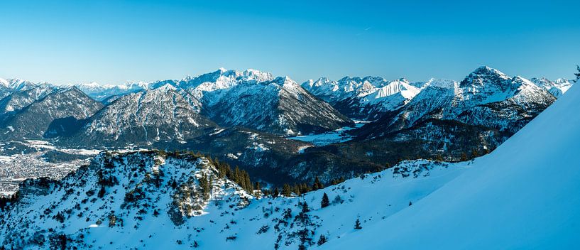 Vue hivernale sur Reutte et la Zugspitze par Leo Schindzielorz