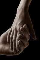 jong paar dat handen houdt