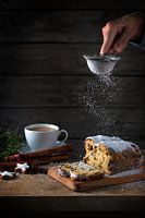 kerstcake, in duitsland is kerststollen bestrooid met poedersuiker, koffiekopje, kruiden en kaneelst