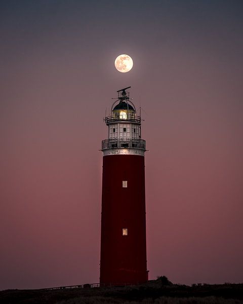 Ein Vollmond über dem Leuchtturm von Texel II | Eine Reise über die Watteninsel Texel von Roos Maryne - Natuur fotografie