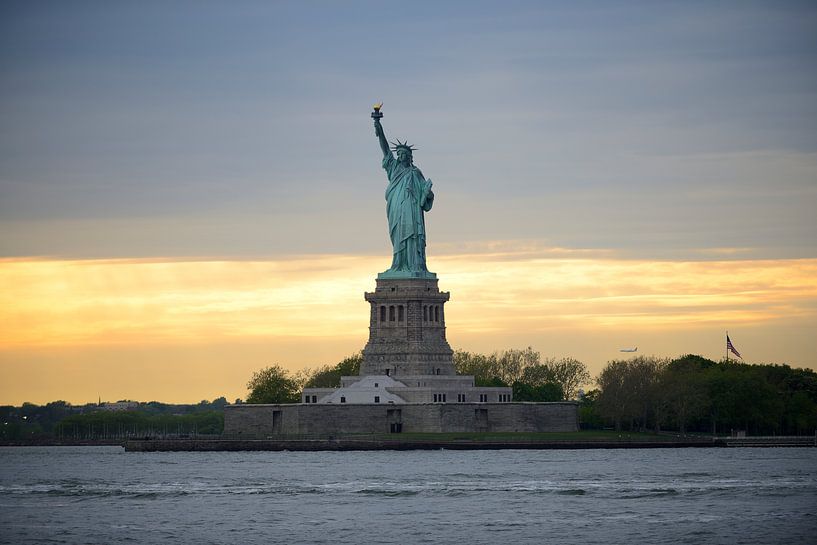 Statue de la Liberté à New York au coucher du soleil par Merijn van der Vliet