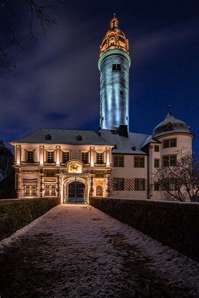 Das schloss Höchst in Frankfurt am Main, mit dem Makanten Turm im Schnee zur blauen Stunde von Fotos by Jan Wehnert