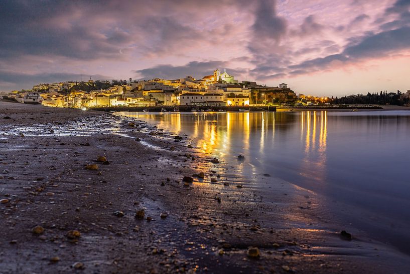 Plage de sable le matin avec vue sur la vieille ville historique de Ferragudo, Portimão, Algarve, Portugal par Fotos by Jan Wehnert