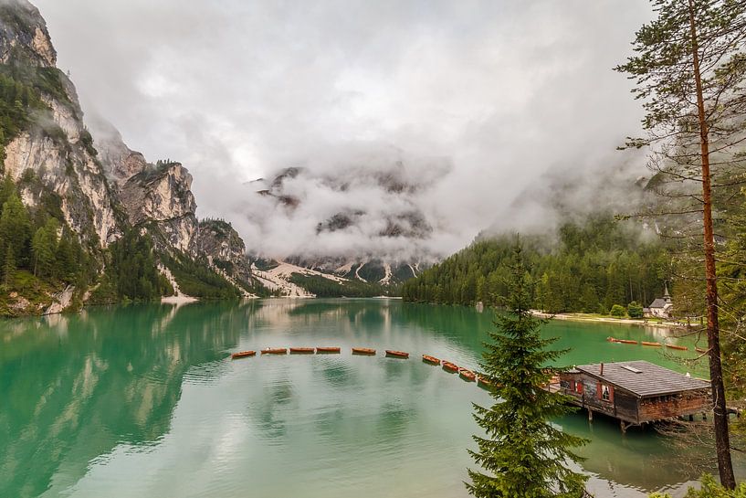Pragser Wildsee in den Dolomiten. von Menno Schaefer