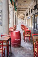 Straat in Mantova Italië met tafeltjes in het coronajaar 2020