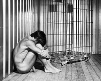 Nackter Mann, fotografiert in einem schmutzigen Lagercontainer. #A9168