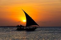 Segelboot bei Sonnenuntergang