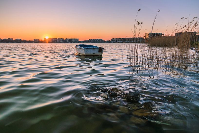 Sonnenaufgang an der Binnenschelde in Bergen op Zoom von Rick van Geel