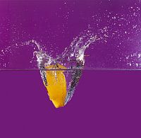 ijsklont valt in water