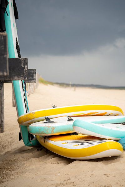 Buntes Sup-Boards am Strand in den Niederlanden | Fine Art von BY Patries