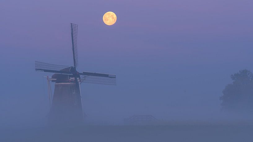 Moulin dans le brouillard et la pleine lune par Hillebrand Breuker