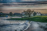 Vrachtschip nadert de Westervoortse brug