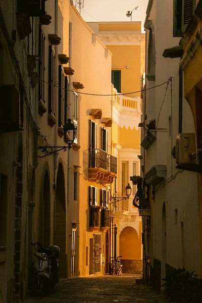 Evening sun at the end of the street | Italy by Marika Huisman fotografie