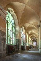 Verlaten galerij in een vervallen ziekenhuis.