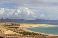 Vue panoramique de la plage de sable Risco del Paso à Fuerteventura