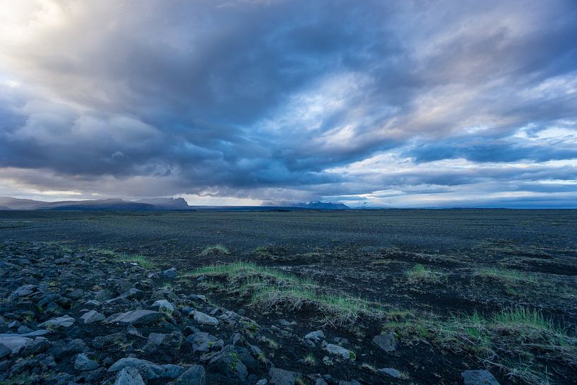 Islande - Ciel brûlant au-dessus de champs de lave et de montagnes noires à perte de vue par adventure-photos