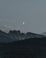 Paysage de montagne et croissant de lune