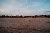 Schöner Sonnenuntergang mit Reflexion auf dem Sand