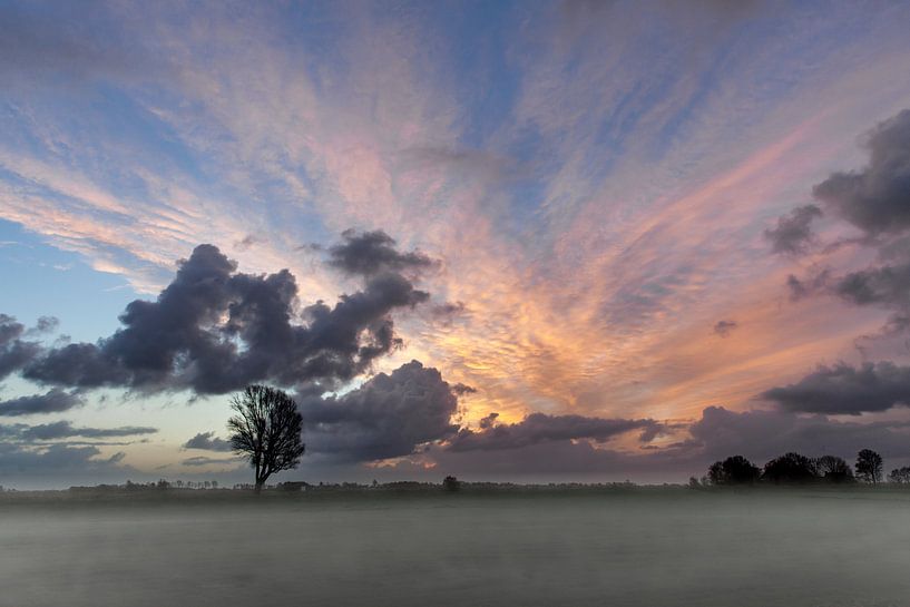 Soleil couchant sur le paysage de la ville d'IJlst en Frise. One2expose Wout Kok Photographie par Wout Kok