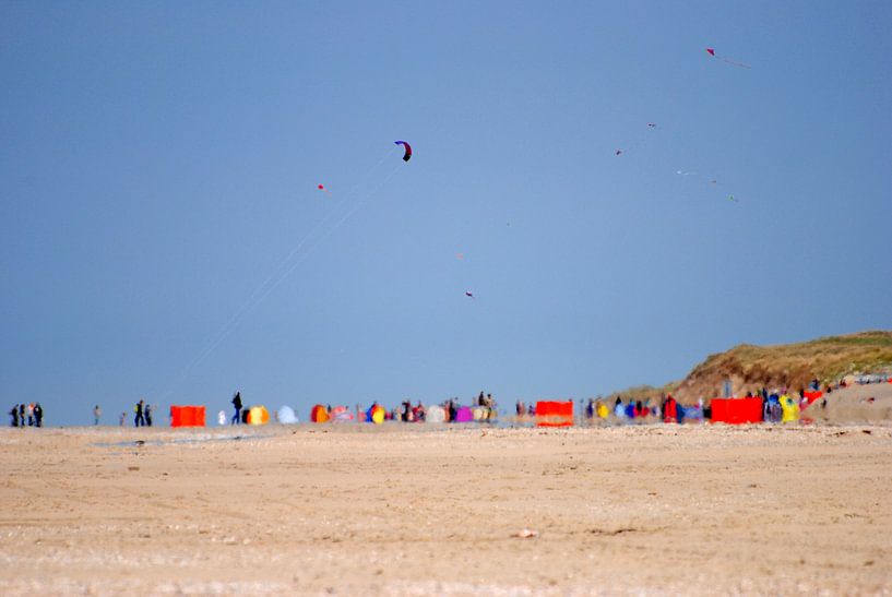 Vliegers boven het strand van Texel. by Margreet van Beusichem