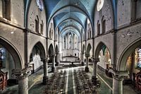 Urbex kleurrijke verlaten kerk met stoeltjes